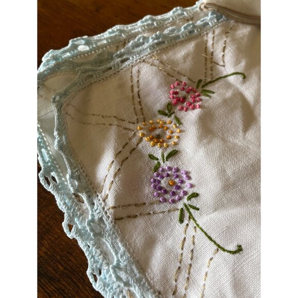 Vintage Embroidered Linen Tablecloth & Napkin Set With Floral Design & Crochet - Picture 3 of 12